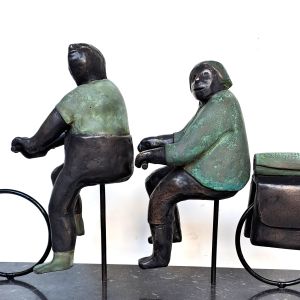 "Samen op stap", Keramiek met bronscoating 30 x 11 x 47 cm.  Prijs op navraag